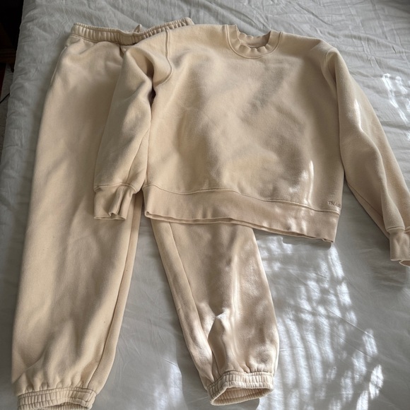 Aritzia TNA Sweatfleece Light Butter Yellow Sweat Set - Picture 4 of 12